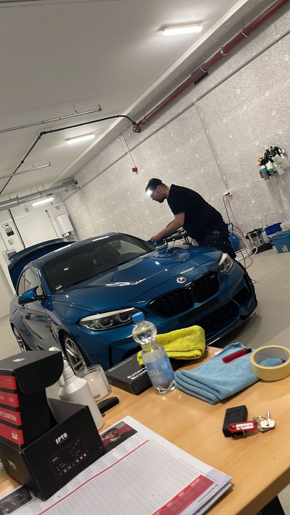 Royal Finish Autoaufbereitung. Ein Blick in die Werkstatt. Profis bei der Arbeit